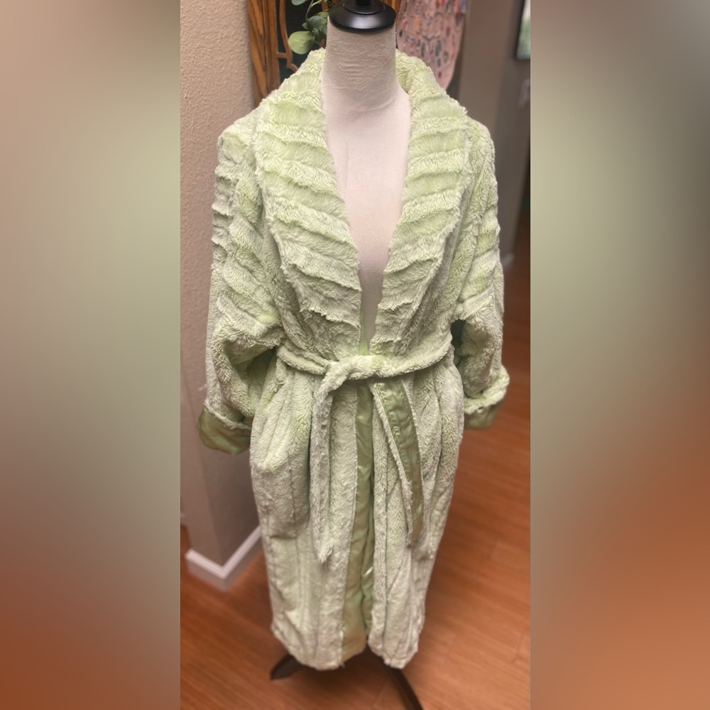 New Beautiful & Soft Robe with Satin Feel Interior. Excellent Condition.